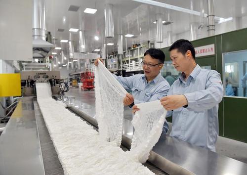 仪征化纤员工在检查产品质量. 刘玉福摄影